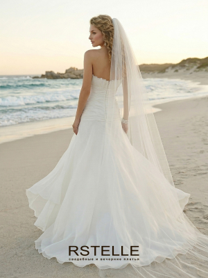 открытое свадебное платье из органзы, драпировка на лифе, шлейф