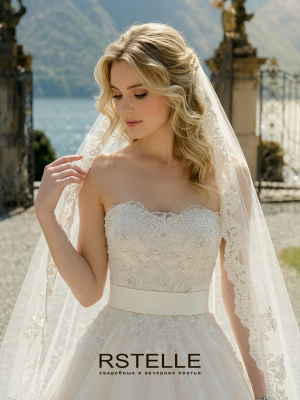 пышное свадебное платье Pierre Cardin с фатиновой юбкой и кружевом