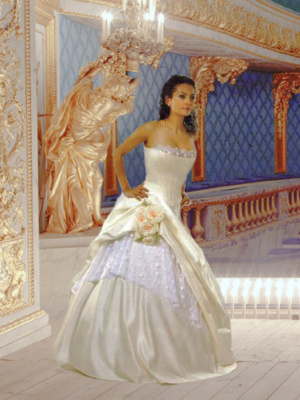 тетральное корсетное платье кремового цвета, атласное с драпированной юбкой и кружевом