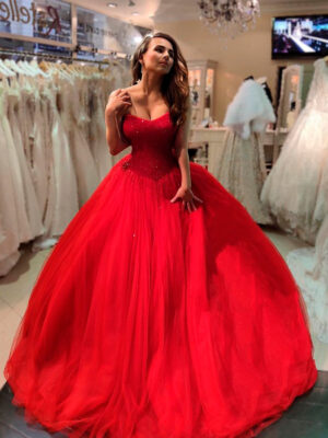 пышное итальянское вечернее платье со шлейфом, расшитое swarovski