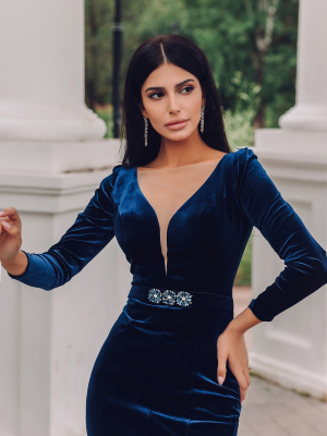 закрытое синее силуэтное платье по фигуре с рукавами