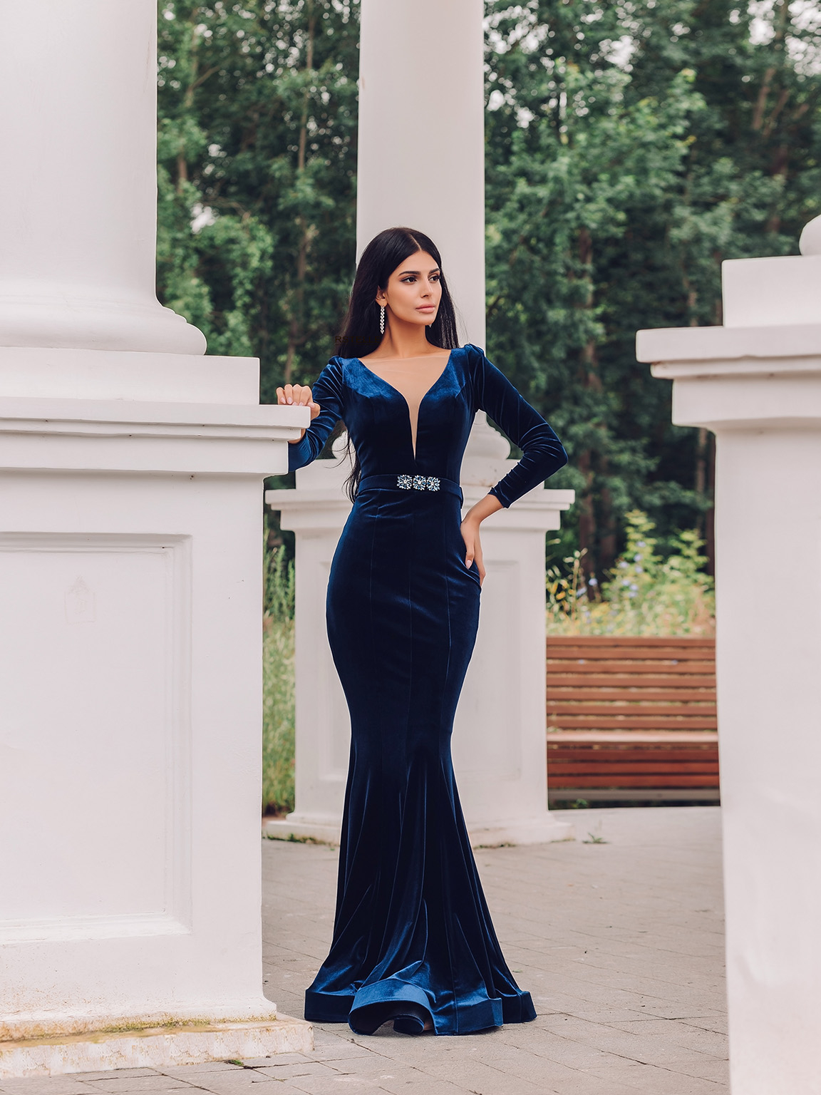 закрытое вечернее платье с рукавами силуэта русалка(рыбка) синего цвета