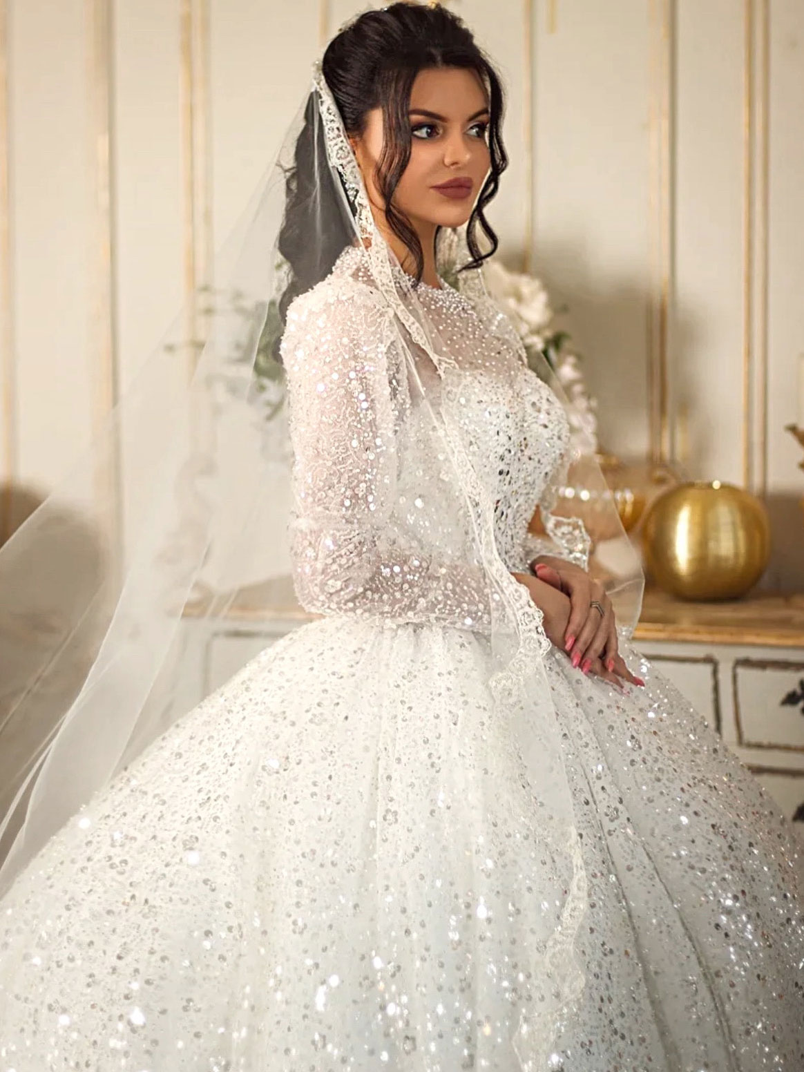 пышное расшитое свадебное платье с рукавами