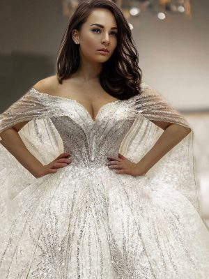 расшитое пышное свадебное платье с кейпом