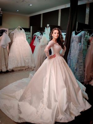 пышное атласное свадебное платье с рукавами