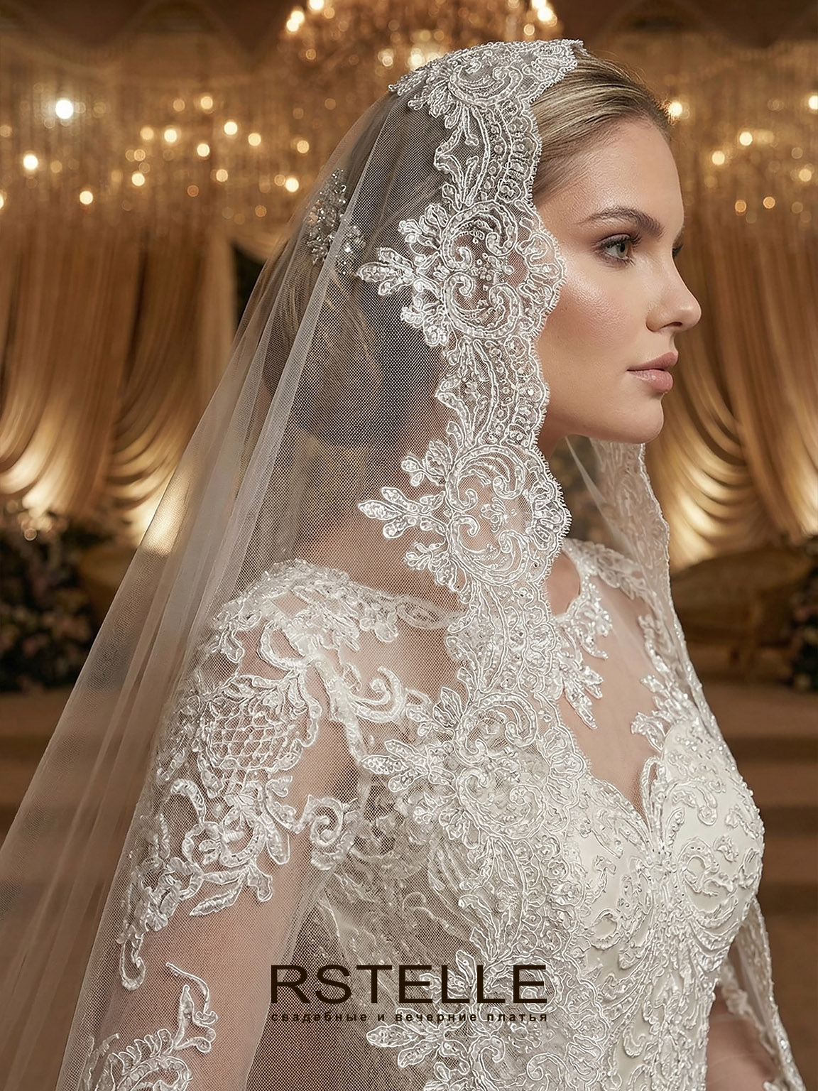 атласное свадебное платье с расшитым кружевом и рукавами, длинный шлейф