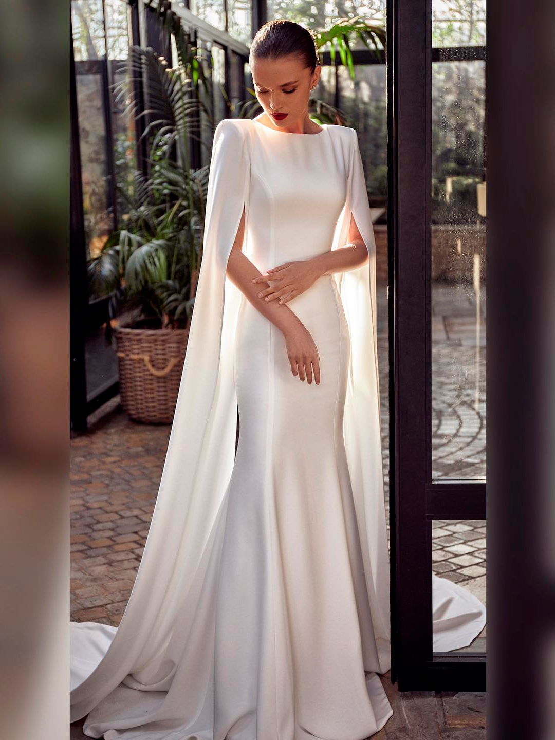 силуэтное атласное свадебное платье с кейпом