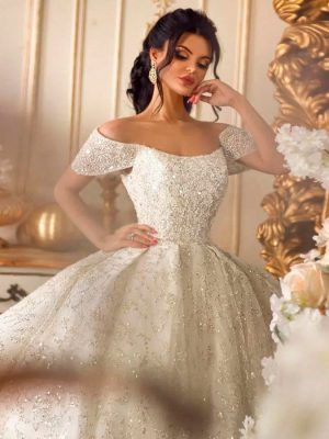 расшитое свадебное платье со шлейфом и широкими бретелями