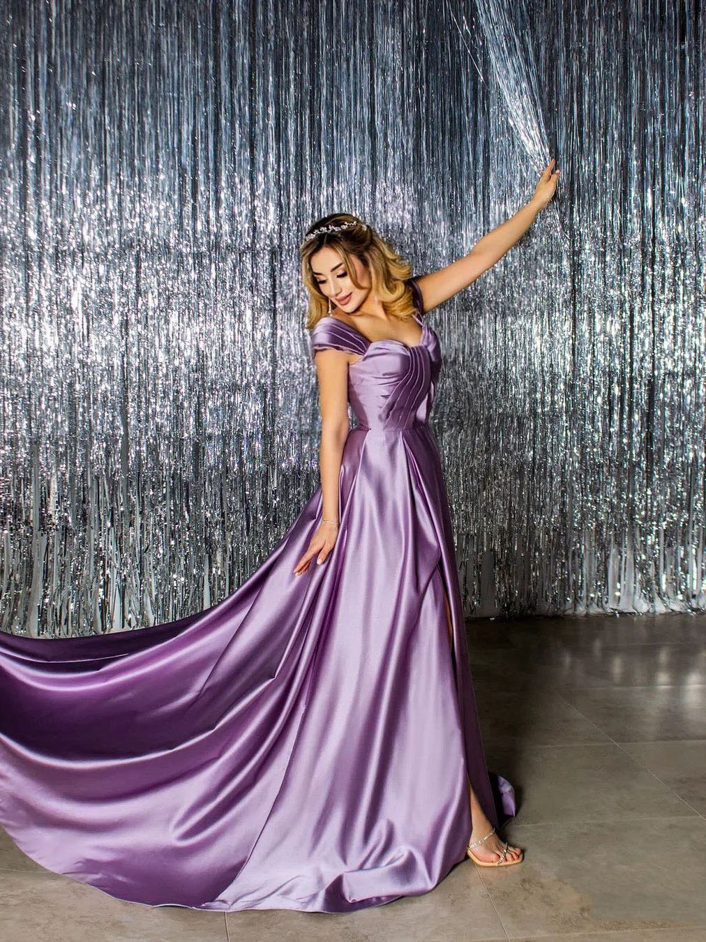 атласное вечернее платье а-силуэта