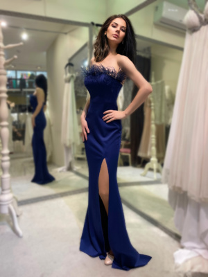 синее вечернее платье с перьями и разрезом