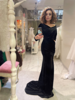черное бархатное вечернее платье с разрезом