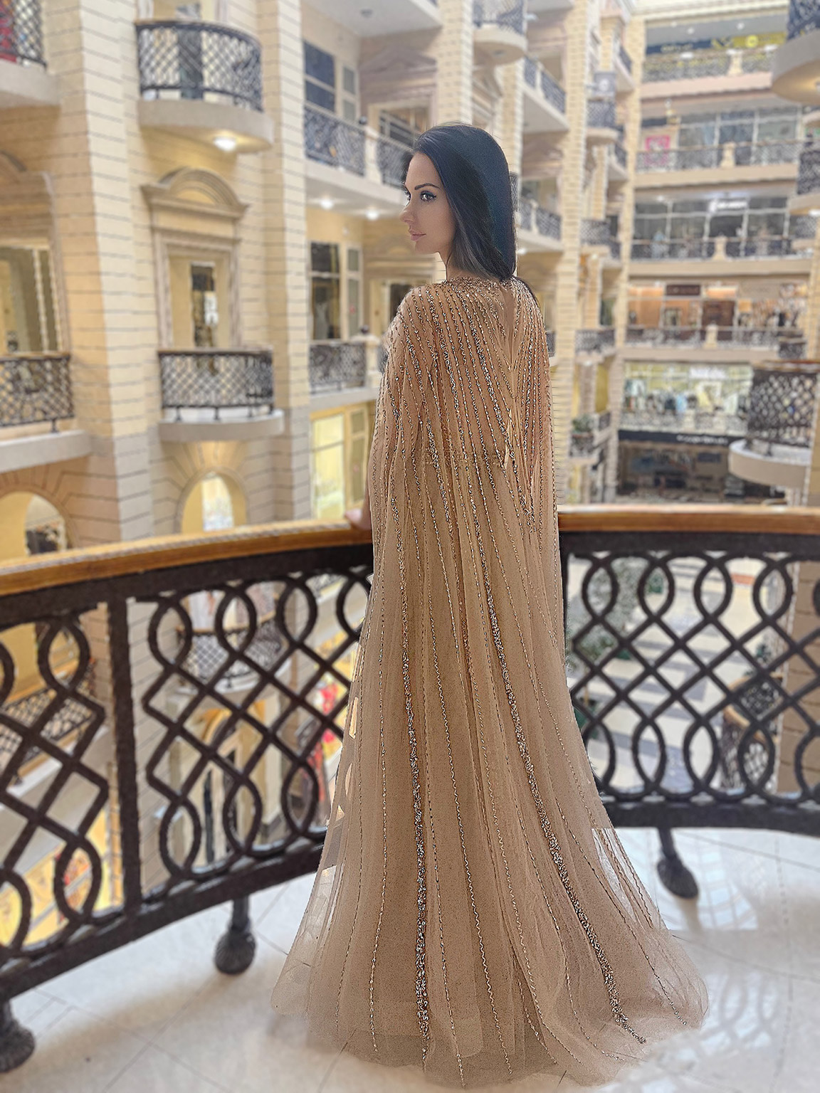 расшитое вечернее платье с кейпом на помолвку