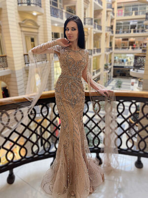 расшитое силуэтное вечернее платье с кейпом