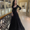 черное закрытое вечернее платье из расшитого кружева с рукавами