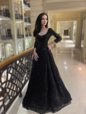 черное закрытое вечернее платье из расшитого кружева с рукавами