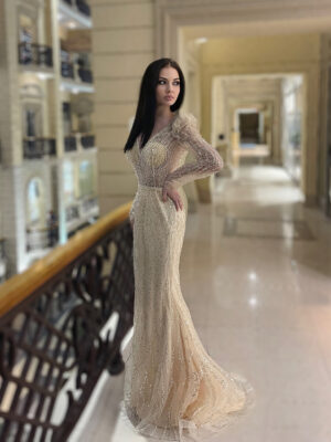 закрытое расшитое вечернее платье с рукавами