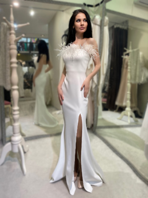 силуэтное свадебное платье русалка с перьями и разрезом на юбке