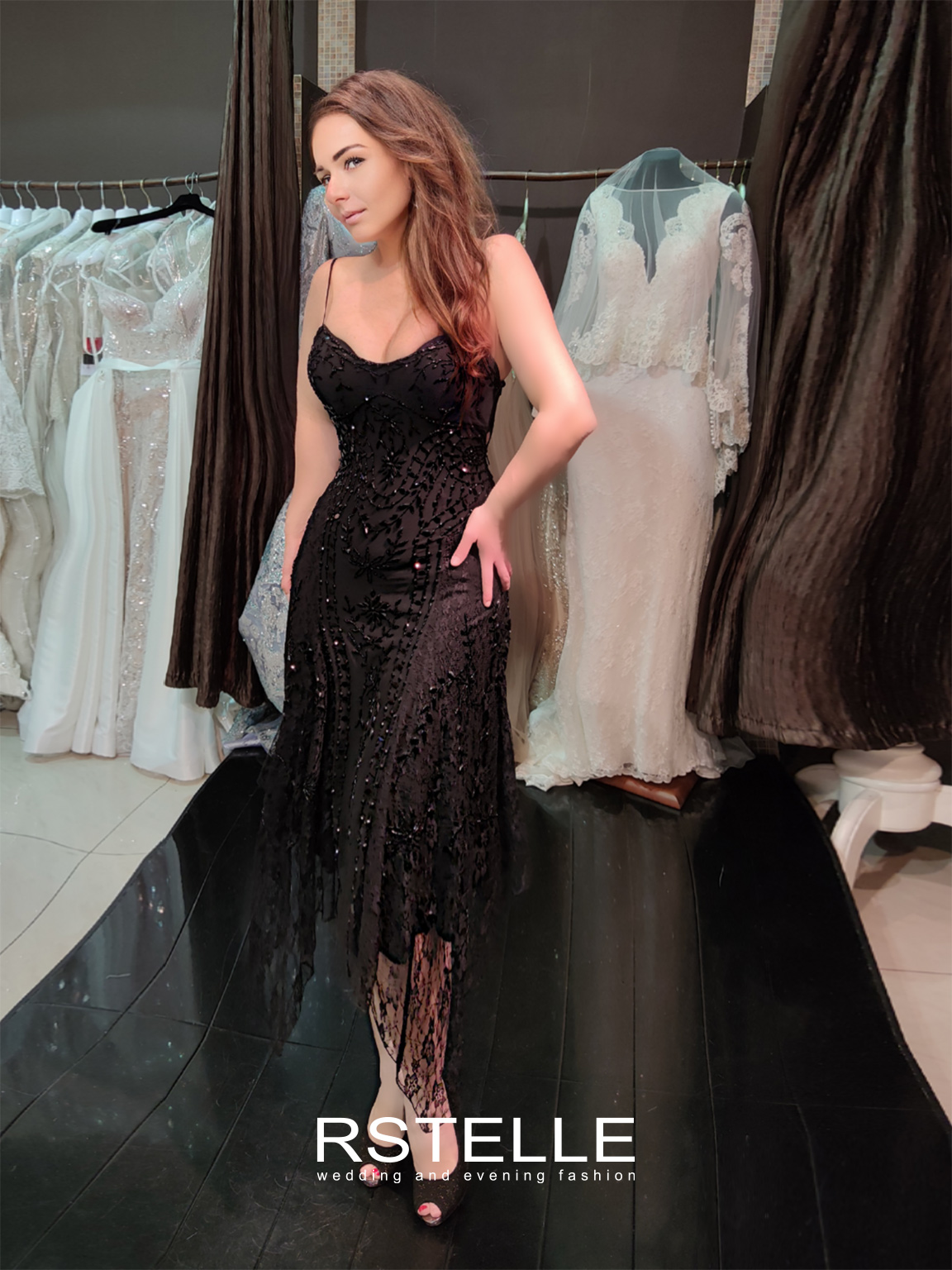 Короткое черное кружевное вечернее платье на бретелях