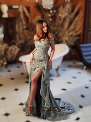 Мерцающее вечернее платье со спущенными бретелями и разрезом