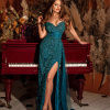 роскошное расшитое вечернее платье изумрудного цвета с разрезом на юбке и дополнительным шлейфом. спущенные бретели