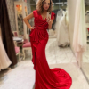 красное шелковое вечернее платье с разрезом и шлейфом