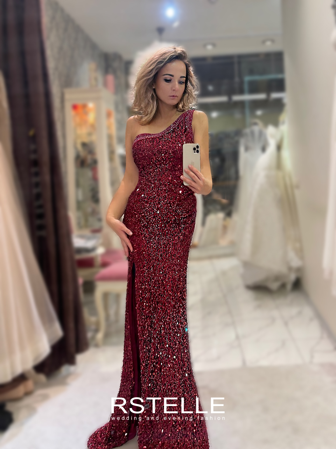 вечернее платье на одно плечо с разрезом на юбке, мягкие паетки