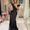 силуэтное черное вечернее платье из пайеток с перьями