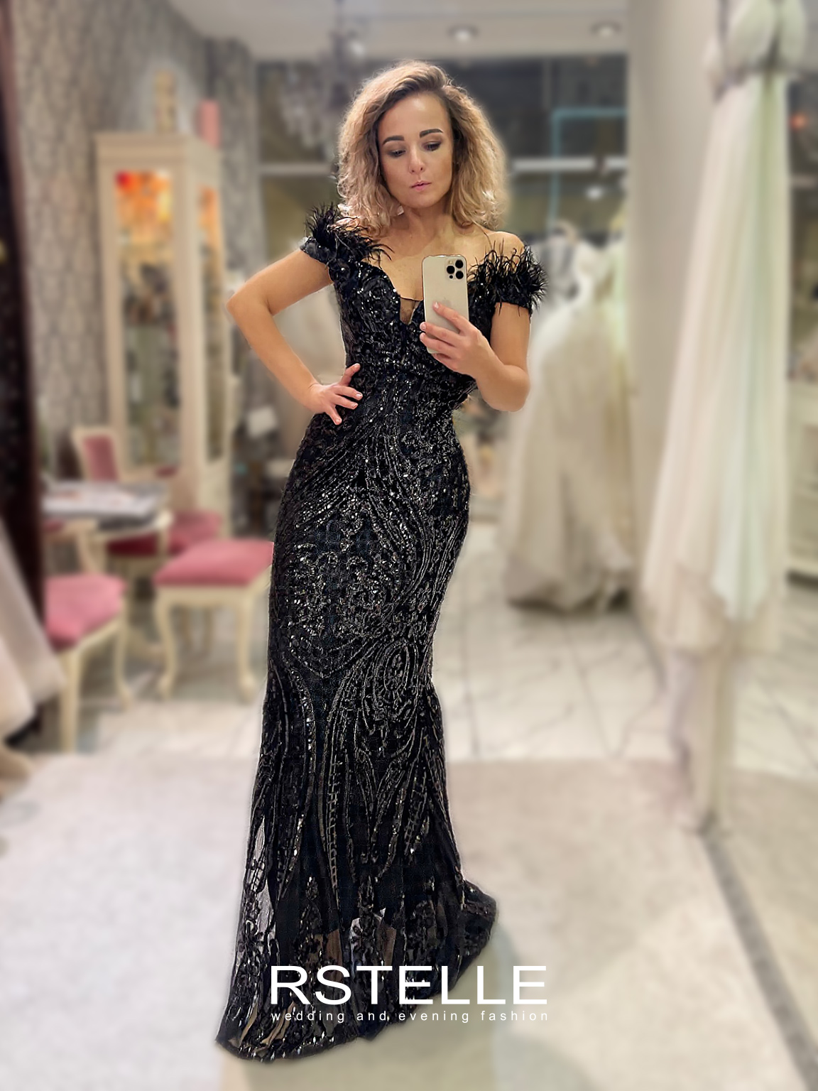 силуэтное черное вечернее платье из пайеток с перьями