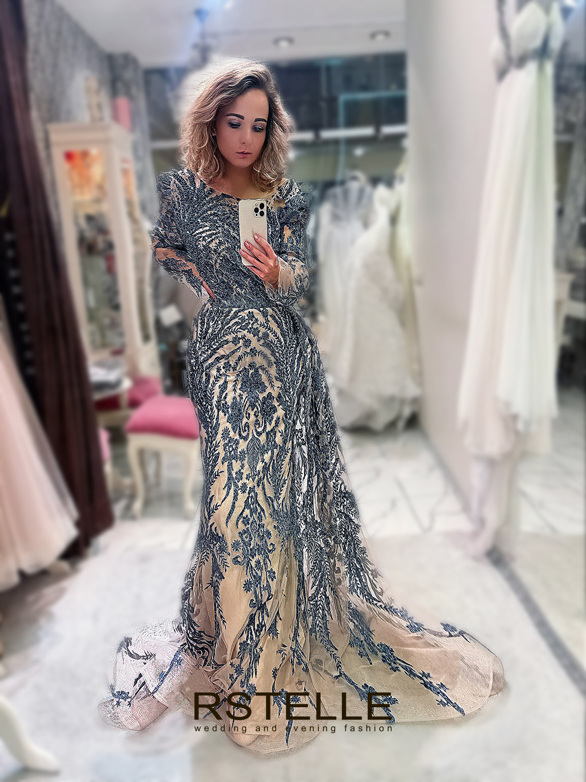 эксклюзивное расшитое вечернее платье синего цвета с рукавами