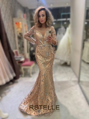 мерцающее закрытое вечернее платье из глитера персикового цвета