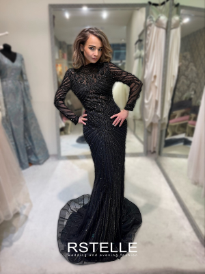 закрытое расшитое вечернее платье черного цвета