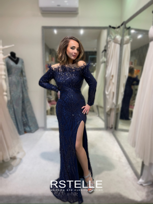 синее вечернее платье с рукавами и разрезом+ перья