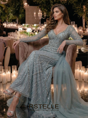 мятное вечернее платье с рукавами, расшитое с разрезом и дополнительным шлейфом