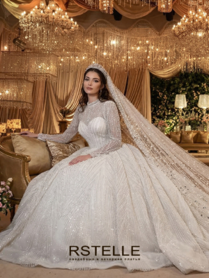 закрытое расшитое свадебное платье с рукавами и пышной юбкой расшитое жемчугом