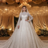 дорогое расшитое пышное свадебное платье с рукавами и стойкой
