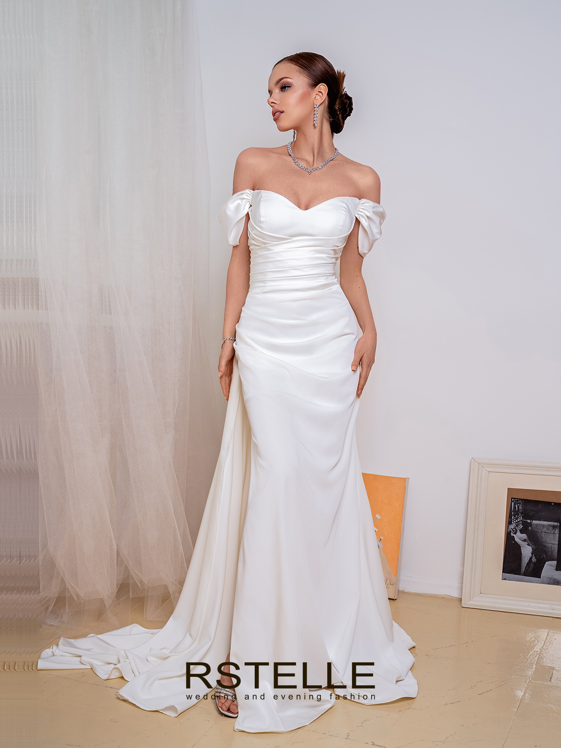 атласное свадебное платье русалка(рыбка) со спущенными бретелями и разрезом на юбке