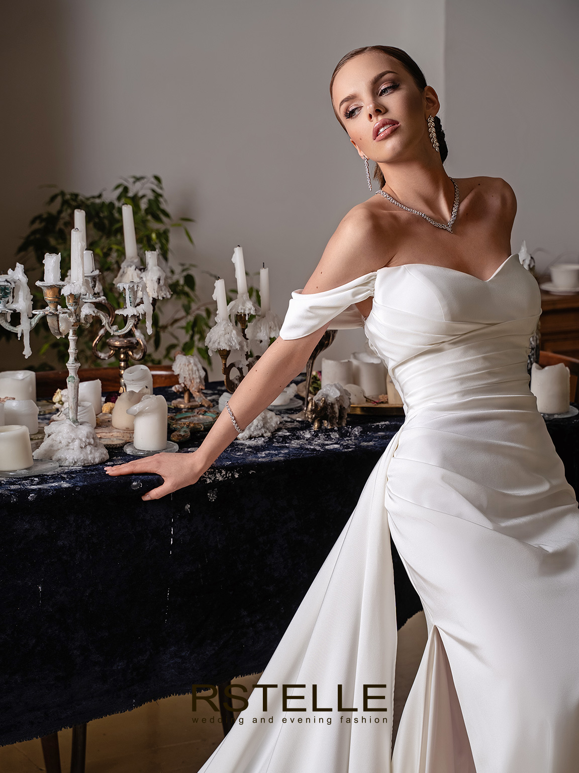 атласное силуэтное свадебное платье с дополнительным шлейфом