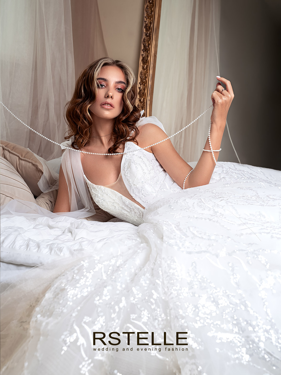 А-силуэтное свадебное платье со съемным кейпом