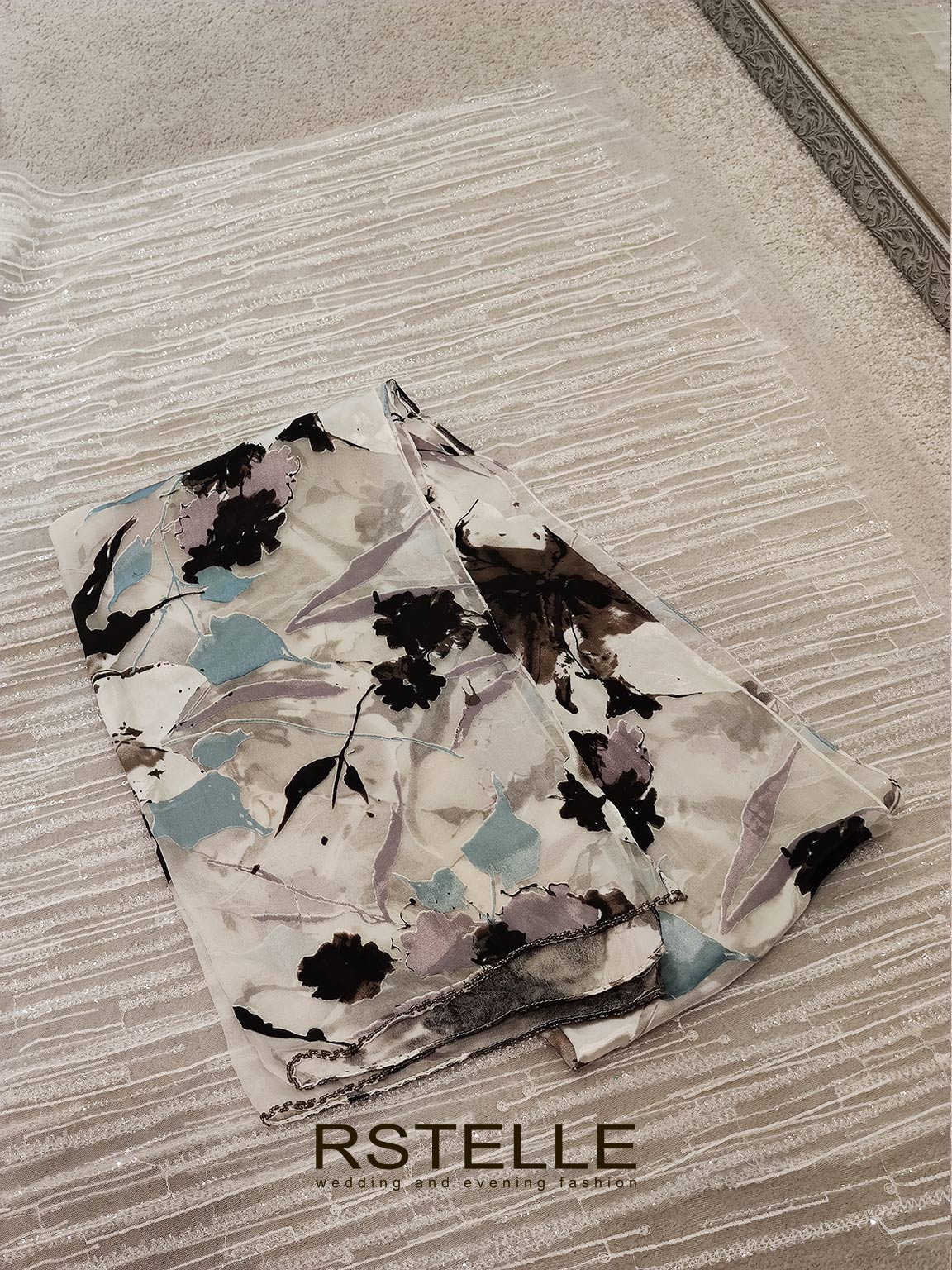 палантин(платок) из натурального набивного шелка, цветной рисунок