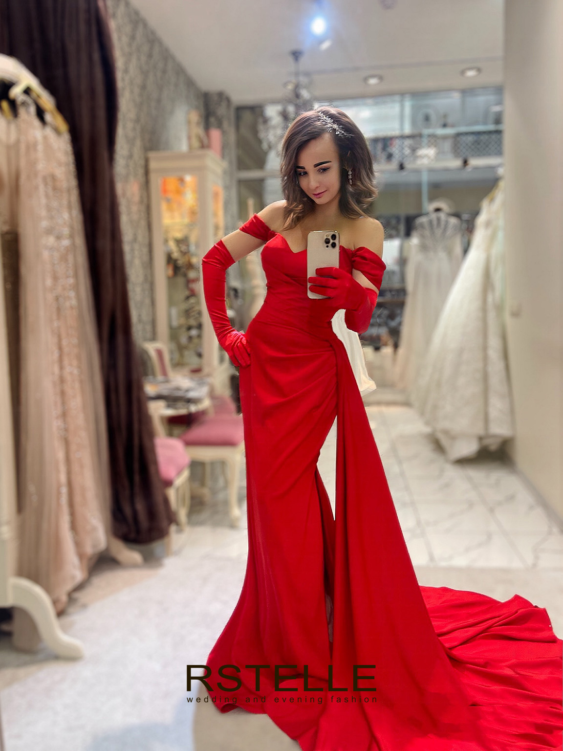 красное атласное вечернее платье с разрезом и шлейфом 2407