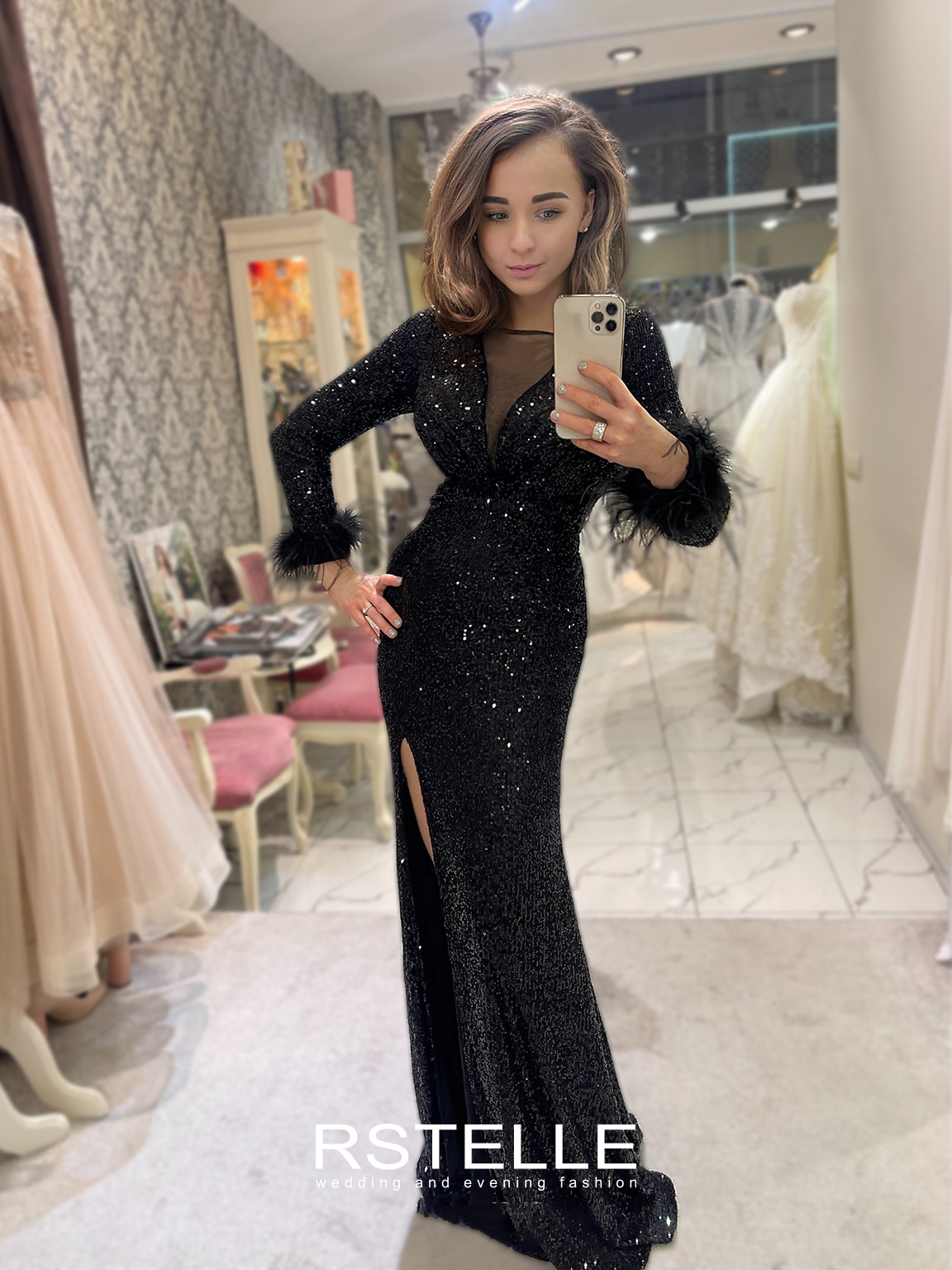 черное вечернее платье с перьями на рукавах и разрезом