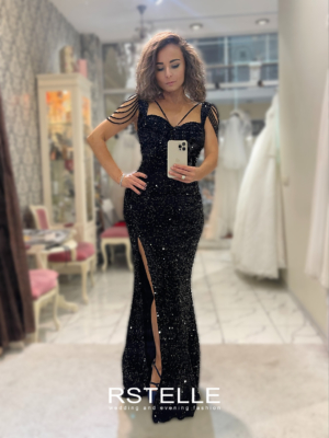 черное вечернее платье из бархатных паеток с разрезом и закрытыми плечами