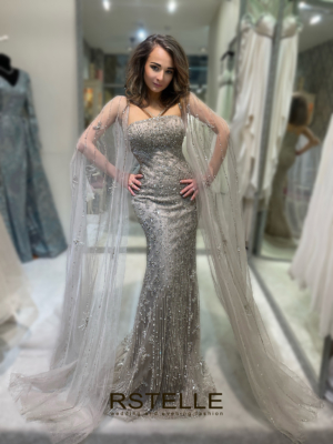 силуэтное расшитое вечернее платье с кейпом-рукавами