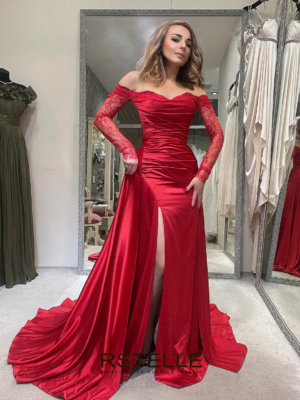красное атласное вечернее платье силуэта русалка с двойной юбкой и разрезом