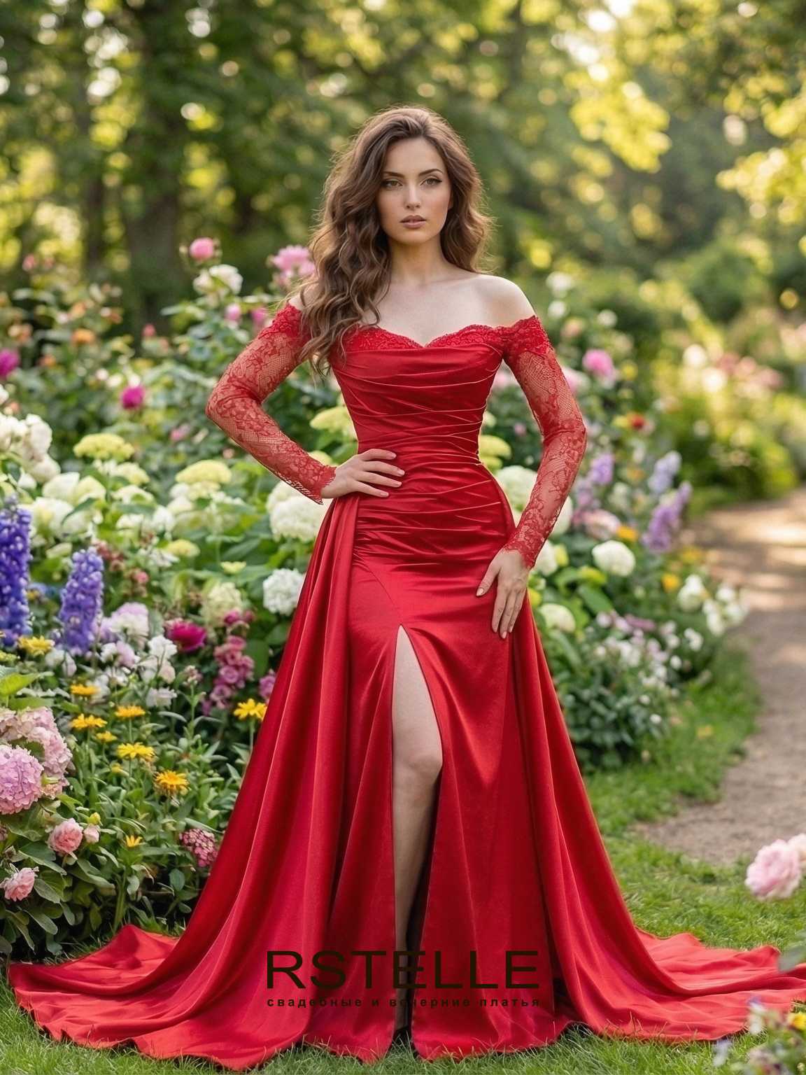 красное атласное вечернее платье силуэта русалка с двойной юбкой и разрезом