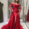 красное атласное вечернее платье силуэта русалка с двойной юбкой и разразом