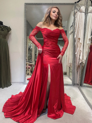 красное атласное вечернее платье силуэта русалка с двойной юбкой и разразом