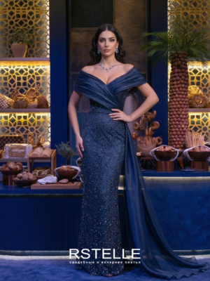 синее вечернее платье из мерцающей ткани со спущенными плечами и дополнительным шлейфом