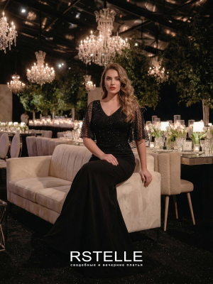 закрытое вечернее платье большого размера черного цвета с яркими рукавами