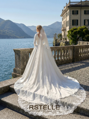 Атласное свадебное платье с рукавами и длинным шлейфом